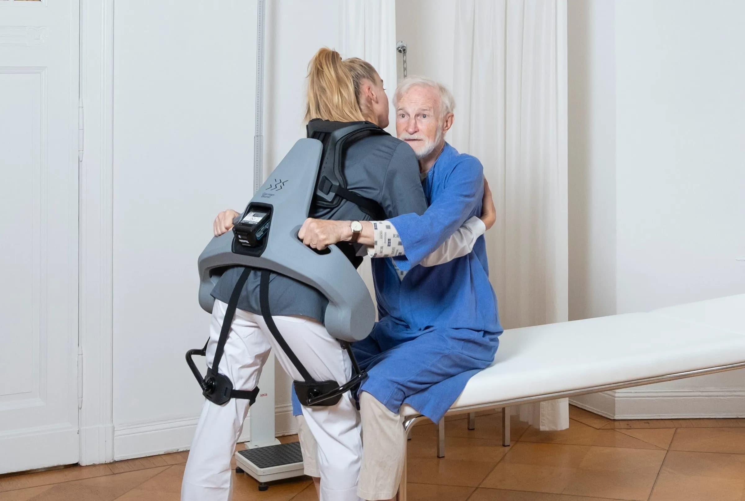 Pflegekraft mit Exia beim Patiententransfer